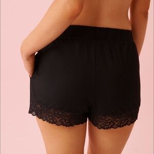 LA Vie En Rose Black Lace Trim Sleepwear Shorts Pockets NWOT